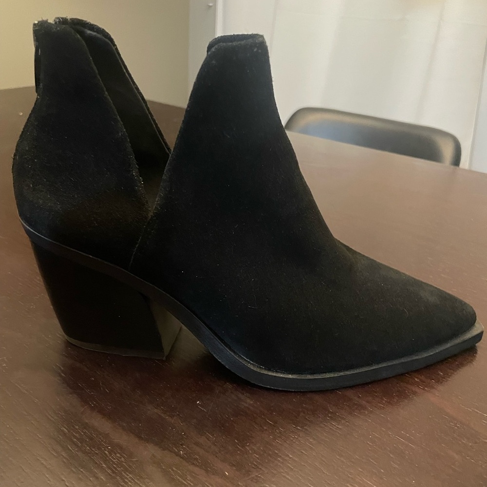 Vince Camuto Bibestie Bootie- black size 8M
